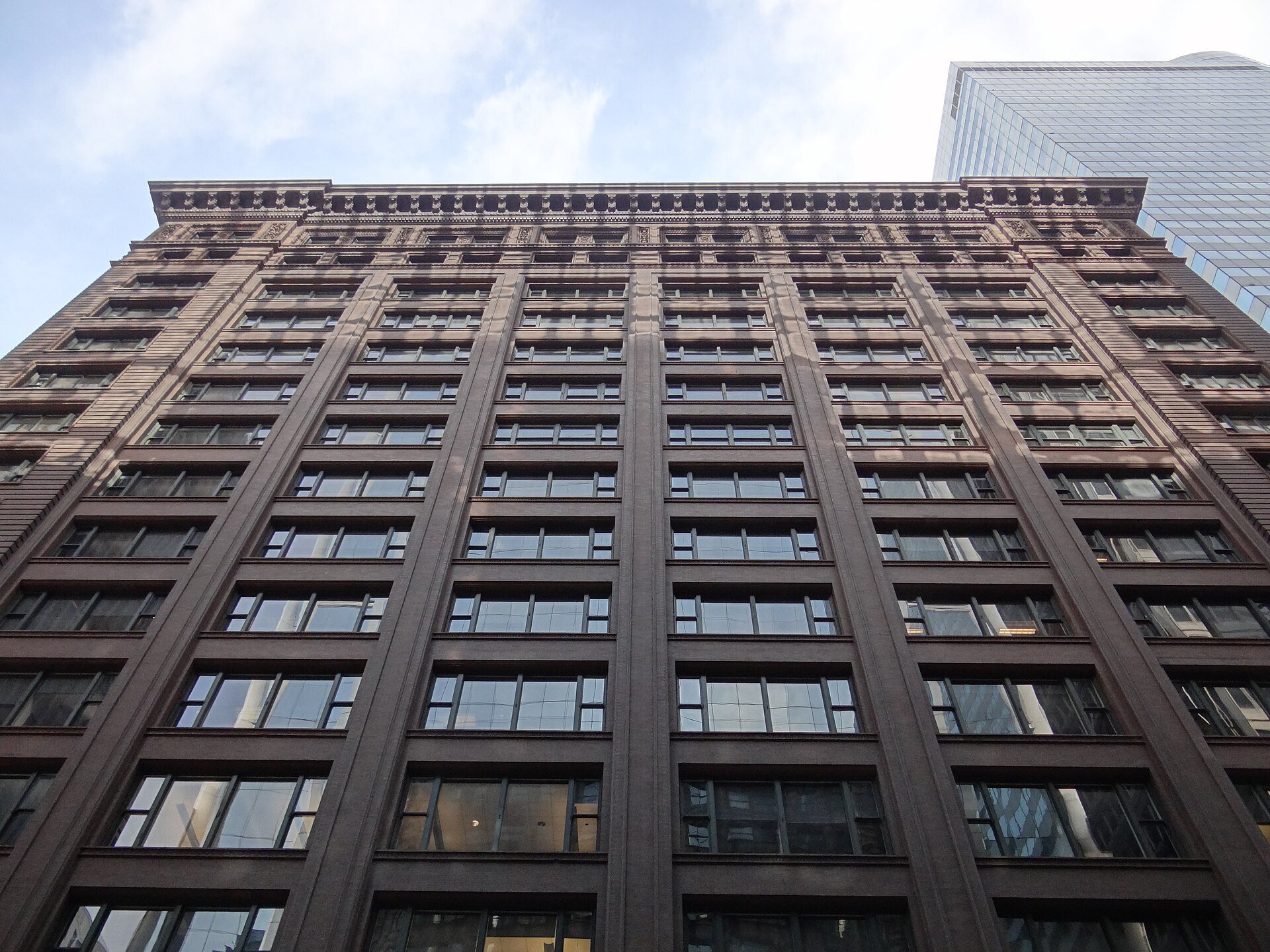 The upper facade of the Marquette Building
