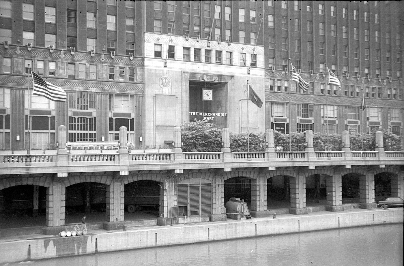 The Merchandise Mart around 1950, built over a rail yard